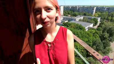 የተማሪ ስሜታዊነት በውጭ አገር እንግዳን ይጠባል - ፊቱ ላይ